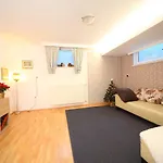 Edelweiss Rooms&app 招待所 3*