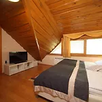 Edelweiss Rooms&app 招待所 3*